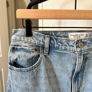 Abercrombie Curve Love Ultra High Rise 90s Straight Jean - Light